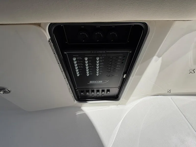 Slide: The Image of Boston Whaler 350 REALM 2022 - 33
