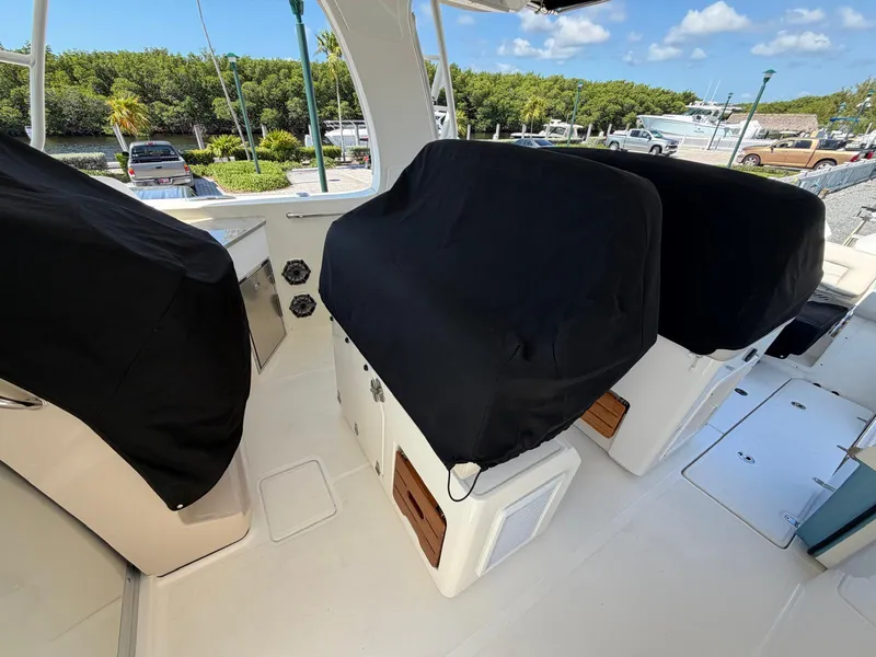 Slide: The Image of Boston Whaler 350 REALM 2022 - 35