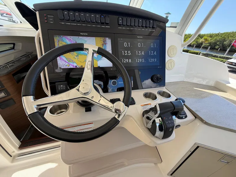 Slide: The Image of Boston Whaler 350 REALM 2022 - 36