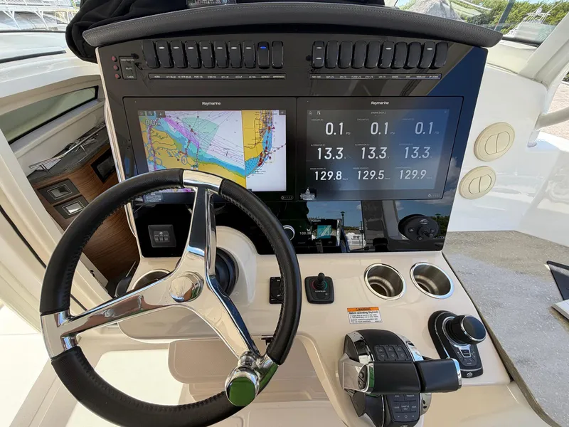 Slide: The Image of Boston Whaler 350 REALM 2022 - 37