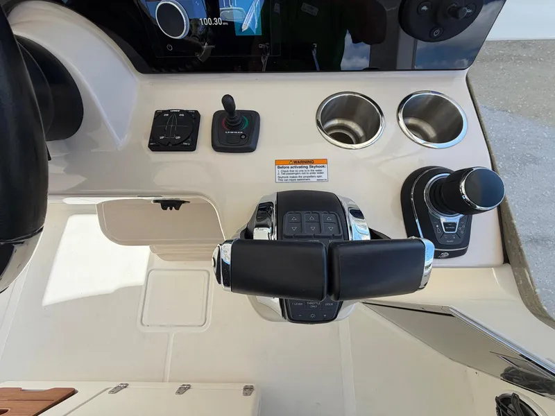 Slide: The Image of Boston Whaler 350 REALM 2022 - 39