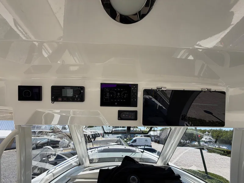 Slide: The Image of Boston Whaler 350 REALM 2022 - 40