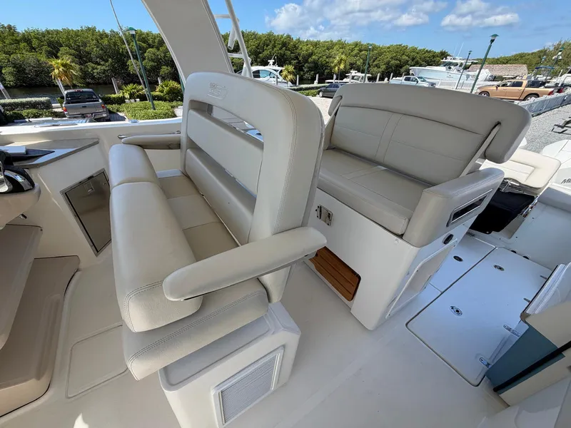 Slide: The Image of Boston Whaler 350 REALM 2022 - 42