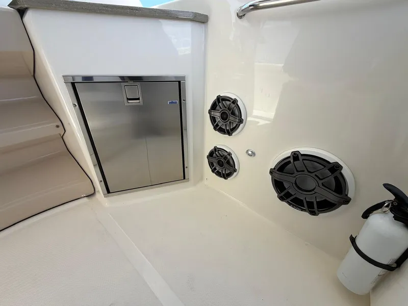 Slide: The Image of Boston Whaler 350 REALM 2022 - 43