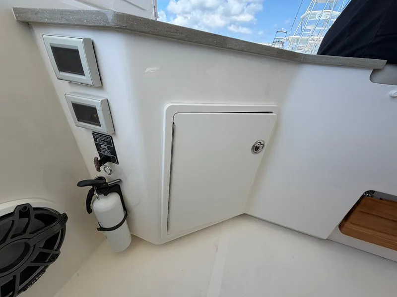 Slide: The Image of Boston Whaler 350 REALM 2022 - 44