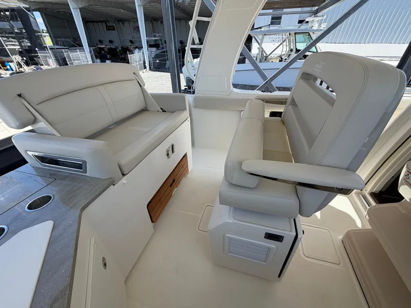 Slide: The Image of Boston Whaler 350 REALM 2022 - 45