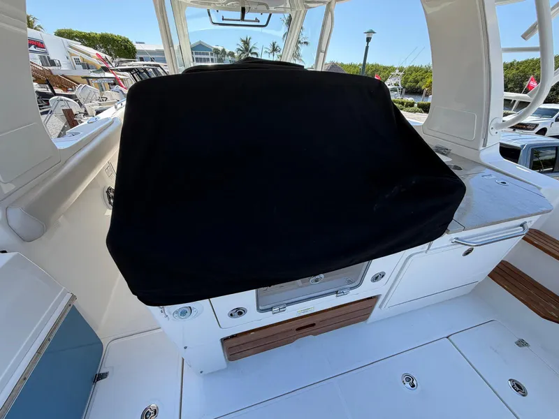 Slide: The Image of Boston Whaler 350 REALM 2022 - 46