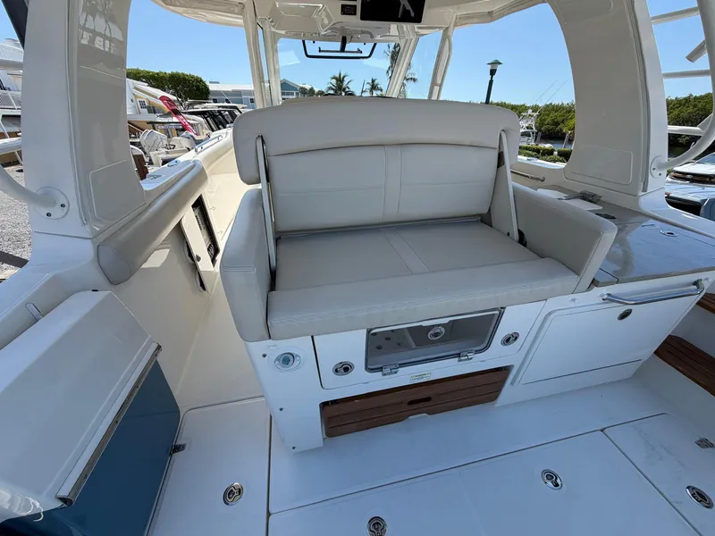 Slide: The Image of Boston Whaler 350 REALM 2022 - 47