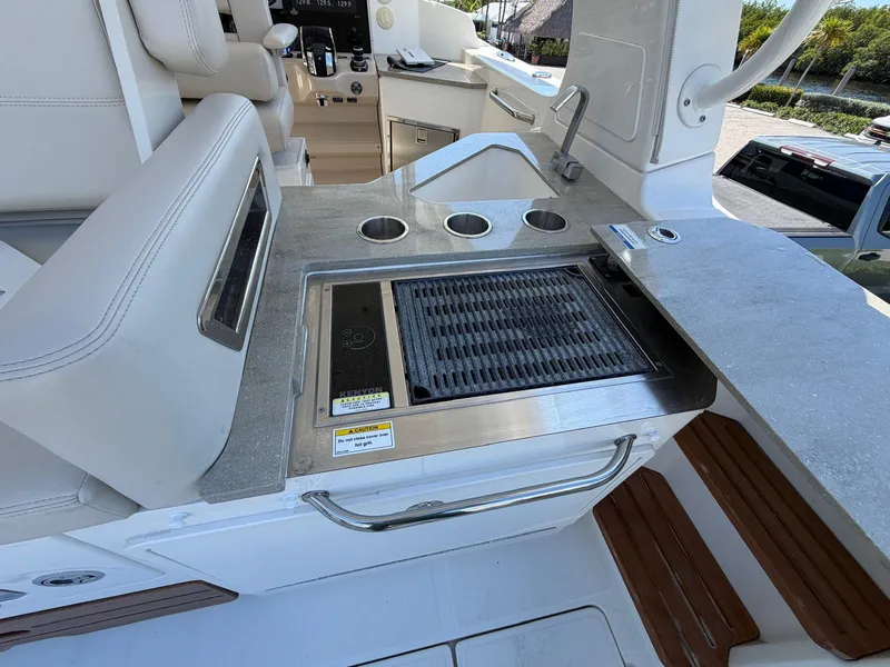 Slide: The Image of Boston Whaler 350 REALM 2022 - 48