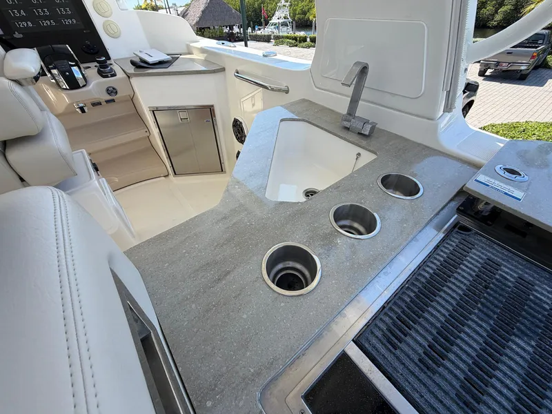 Slide: The Image of Boston Whaler 350 REALM 2022 - 49