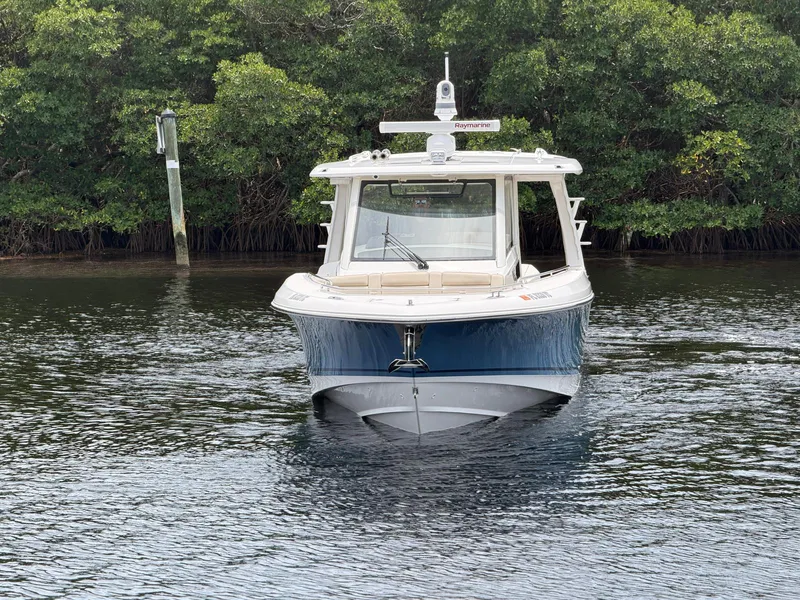 Slide: The Image of Boston Whaler 350 REALM 2022 - 5