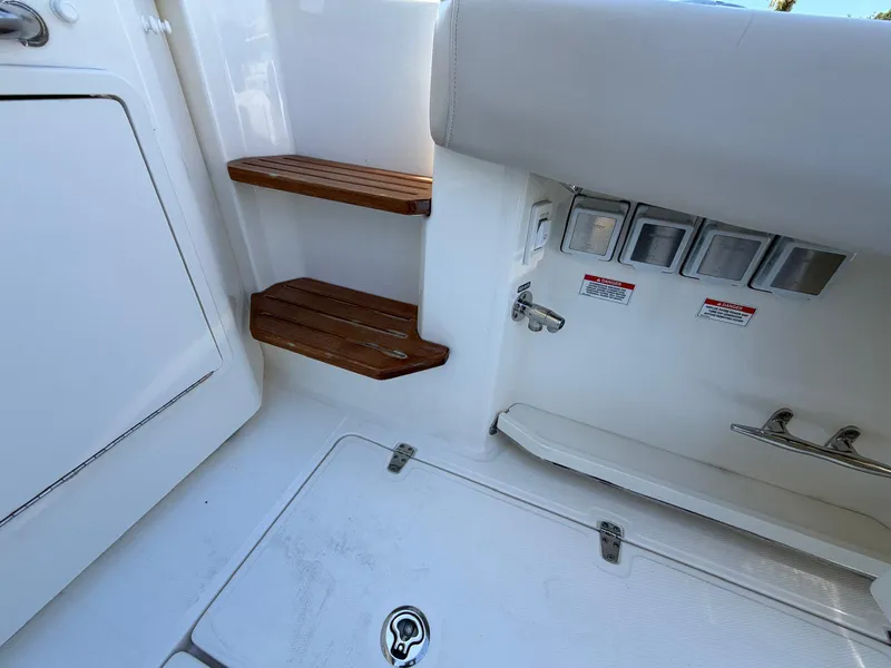Slide: The Image of Boston Whaler 350 REALM 2022 - 52
