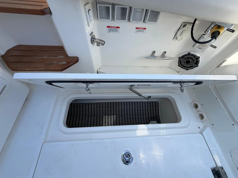 Slide: The Image of Boston Whaler 350 REALM 2022 - 53