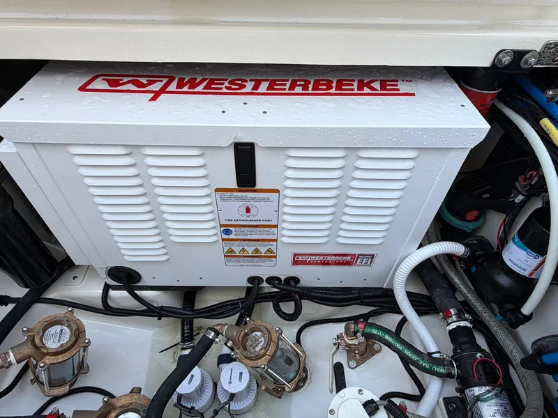 Slide: The Image of Boston Whaler 350 REALM 2022 - 55