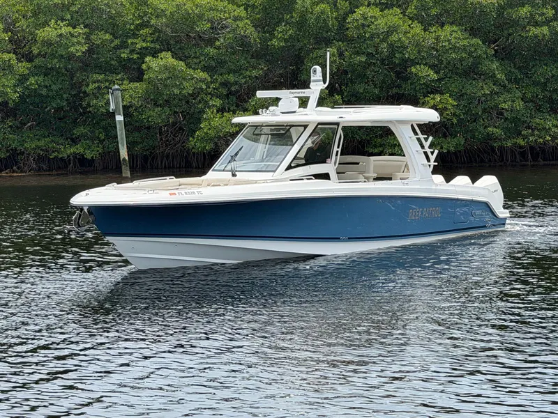 Slide: The Image of Boston Whaler 350 REALM 2022 - 6