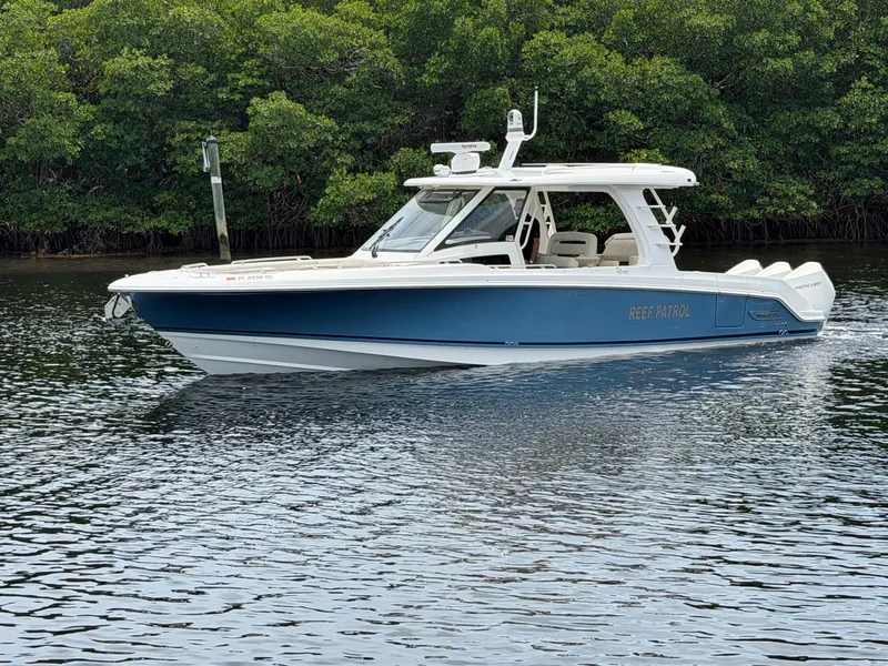 Slide: The Image of Boston Whaler 350 REALM 2022 - 7