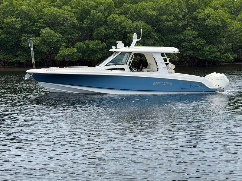 Slide: The Image of Boston Whaler 350 REALM 2022 - 8