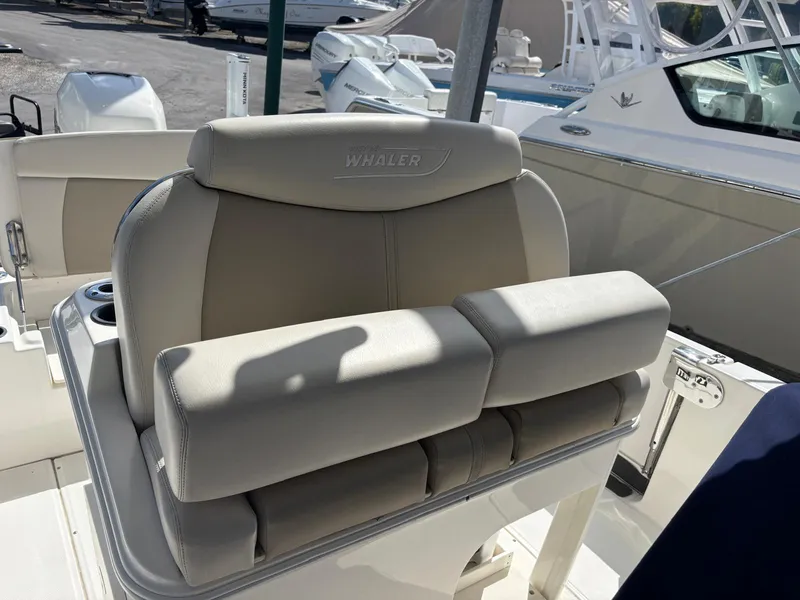 Slide: The Image of Boston Whaler 270 DAUNTLESS 2020 - 16