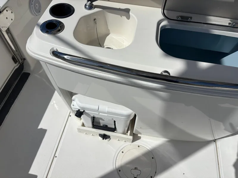 Slide: The Image of Boston Whaler 270 DAUNTLESS 2020 - 18