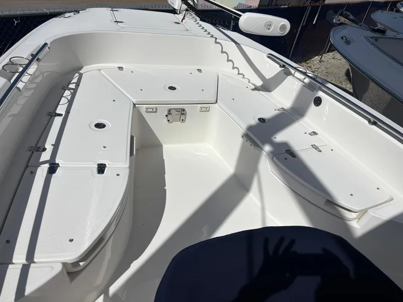 Slide: The Image of Boston Whaler 270 DAUNTLESS 2020 - 9