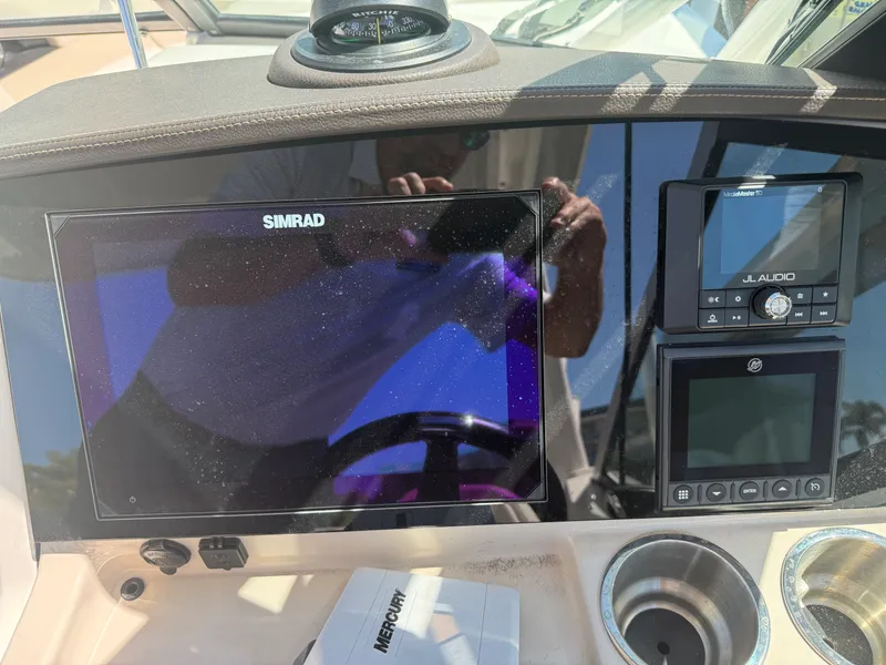 Slide: The Image of Boston Whaler 240 VANTAGE 2023 - 10