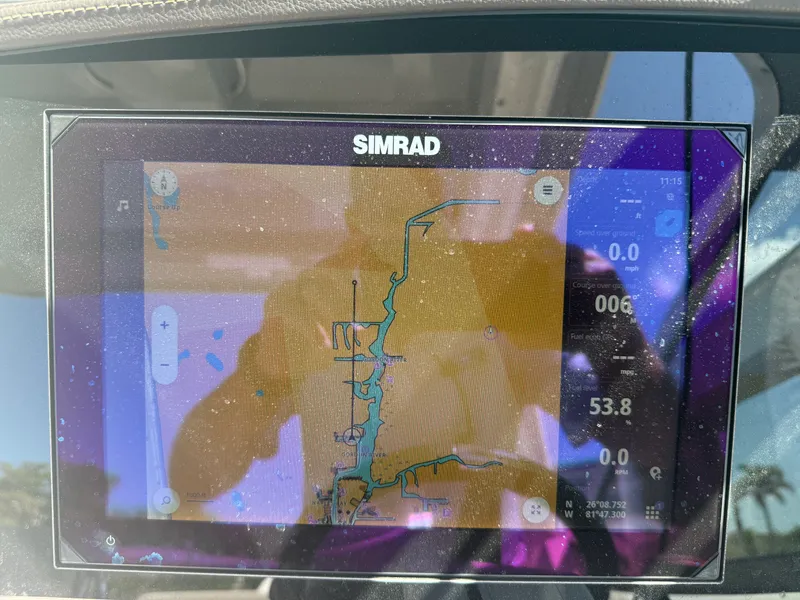 Slide: The Image of Boston Whaler 240 VANTAGE 2023 - 11