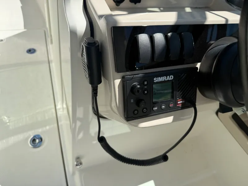 Slide: The Image of Boston Whaler 240 VANTAGE 2023 - 13