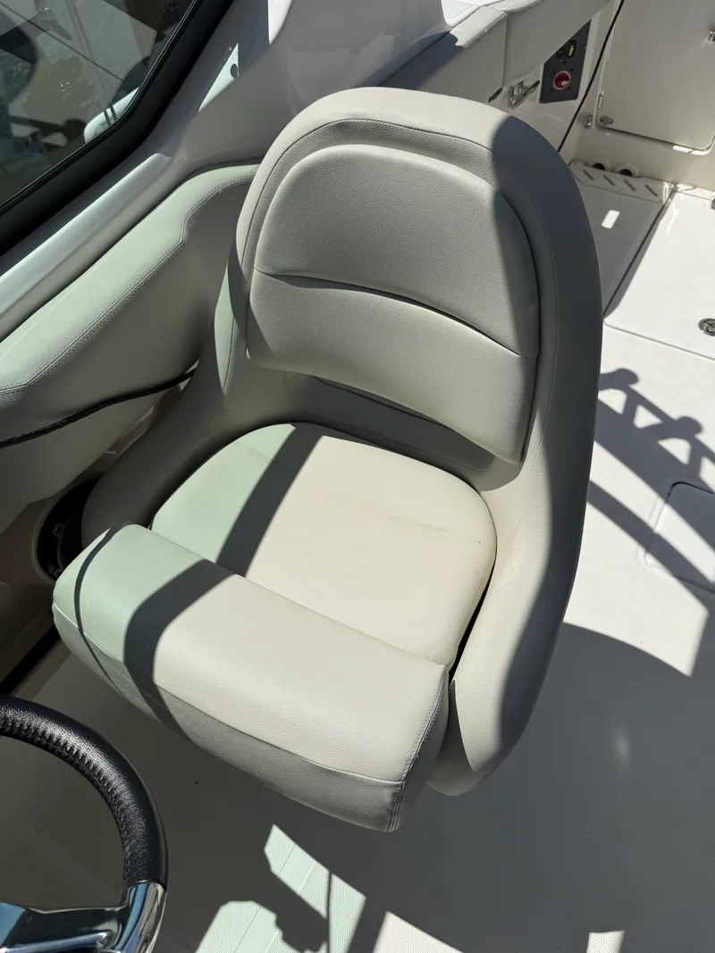 Slide: The Image of Boston Whaler 240 VANTAGE 2023 - 14