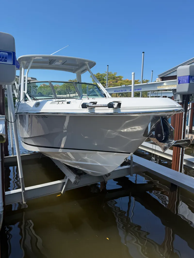Slide: The Image of Boston Whaler 240 VANTAGE 2023 - 2