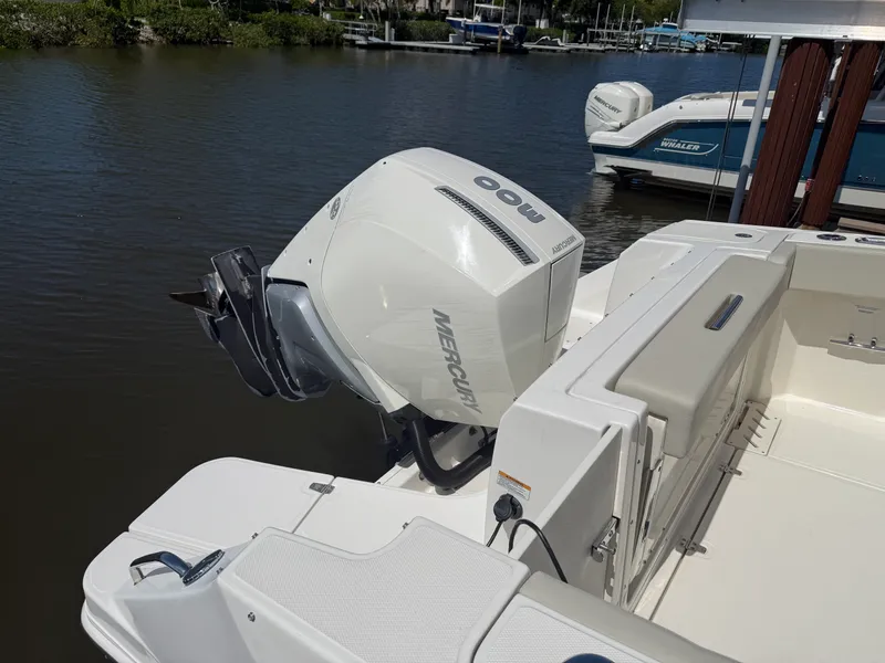 Slide: The Image of Boston Whaler 240 VANTAGE 2023 - 5