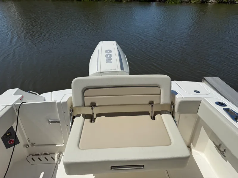 Slide: The Image of Boston Whaler 240 VANTAGE 2023 - 6
