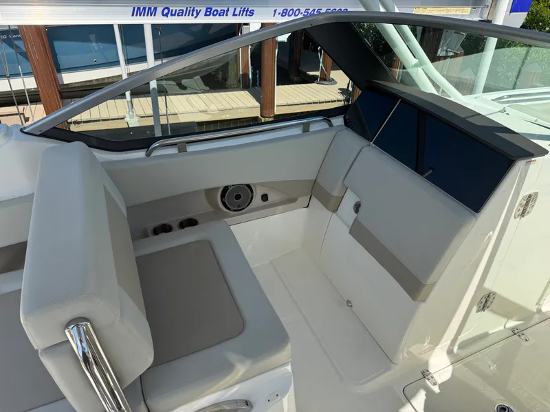 Slide: The Image of Boston Whaler 240 VANTAGE 2023 - 7