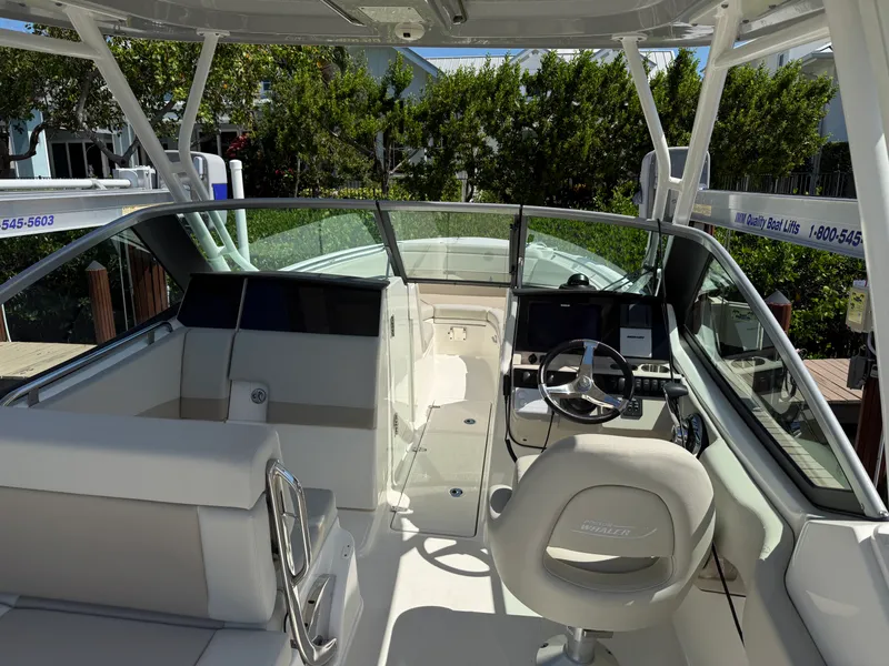 Slide: The Image of Boston Whaler 240 VANTAGE 2023 - 8