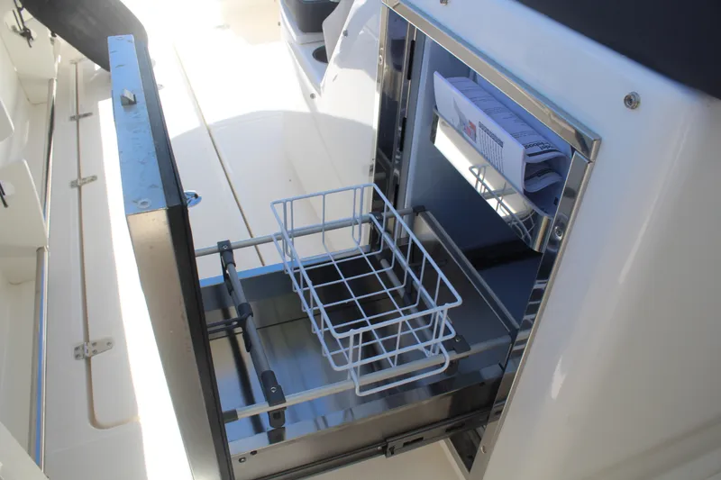 Slide: The Image of Boston Whaler 330 Outrage 2026 - 15