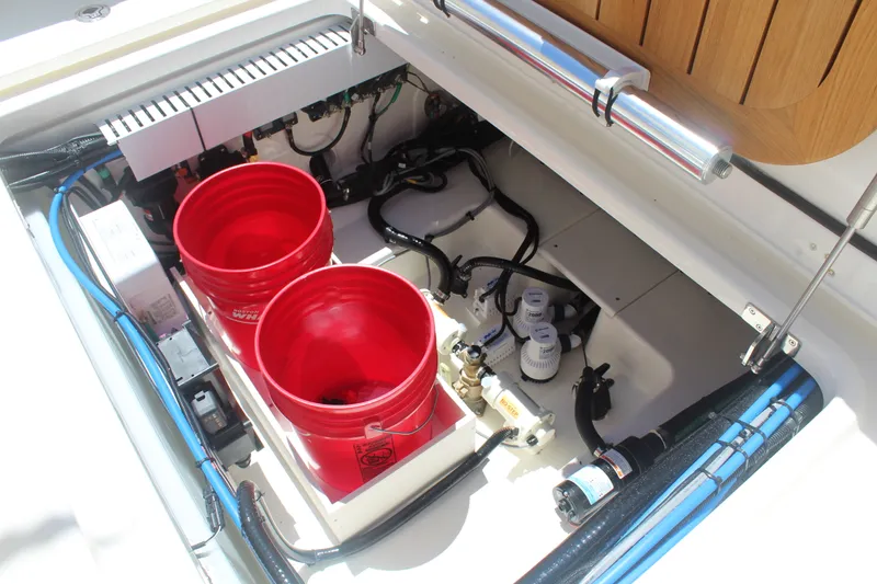 Slide: The Image of Boston Whaler 330 Outrage 2026 - 17