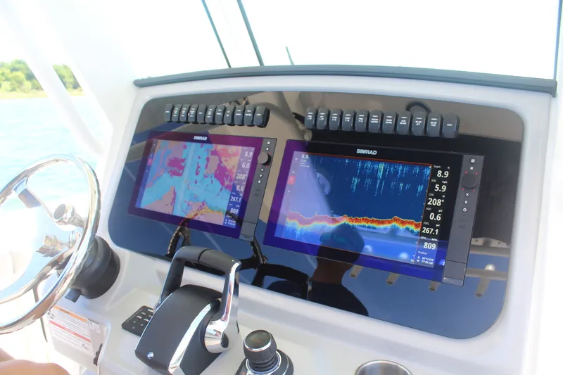 Slide: The Image of Boston Whaler 330 Outrage 2026 - 20