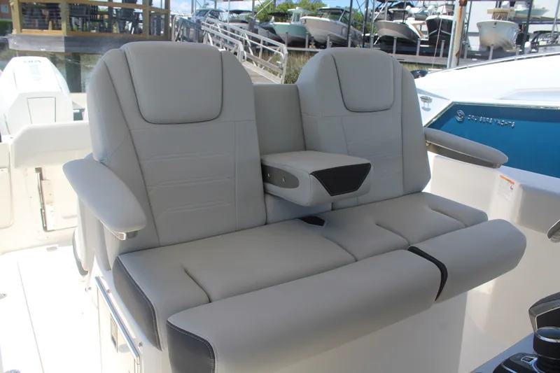 Slide: The Image of Boston Whaler 330 Outrage 2026 - 21