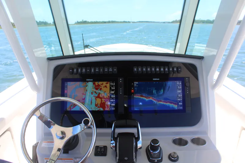 Slide: The Image of Boston Whaler 330 Outrage 2026 - 23
