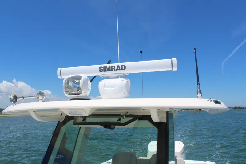 Slide: The Image of Boston Whaler 330 Outrage 2026 - 33