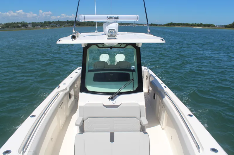 Slide: The Image of Boston Whaler 330 Outrage 2026 - 34