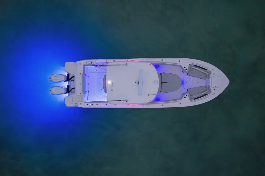 Slide: The Image of Boston Whaler 330 Outrage 2026 - 4