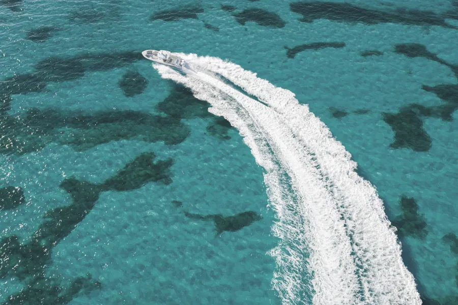 Slide: The Image of Boston Whaler 330 Outrage 2026 - 8