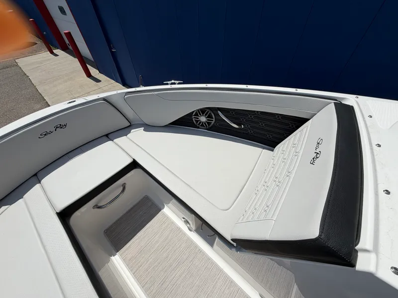 Slide: The Image of Sea Ray SPX 210 2026 - 24
