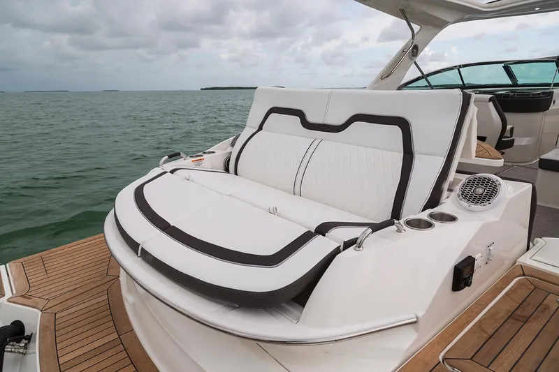 Slide: The Image of Sea Ray SLX 350 Outboard 2025 - 15