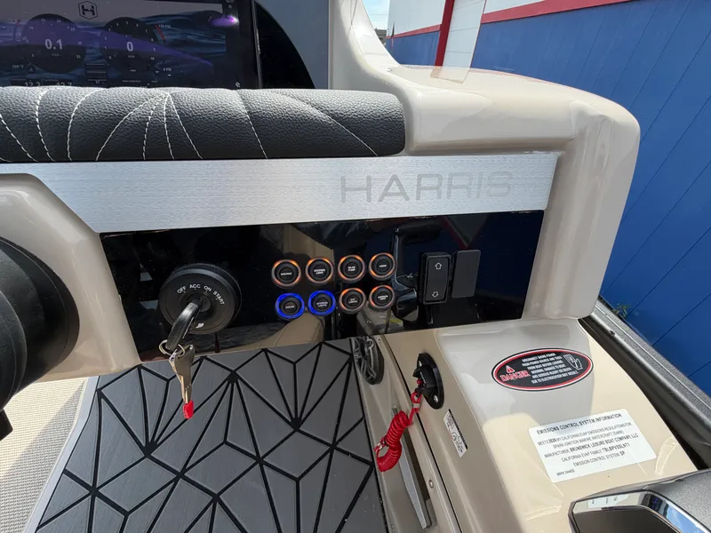 Slide: The Image of Harris Grand Mariner 250 2026 - 26