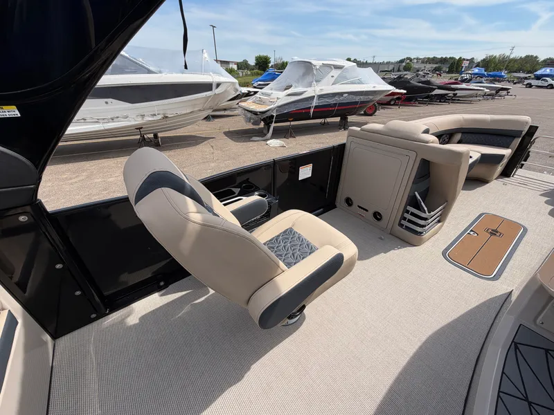 Slide: The Image of Harris Grand Mariner 250 2026 - 29