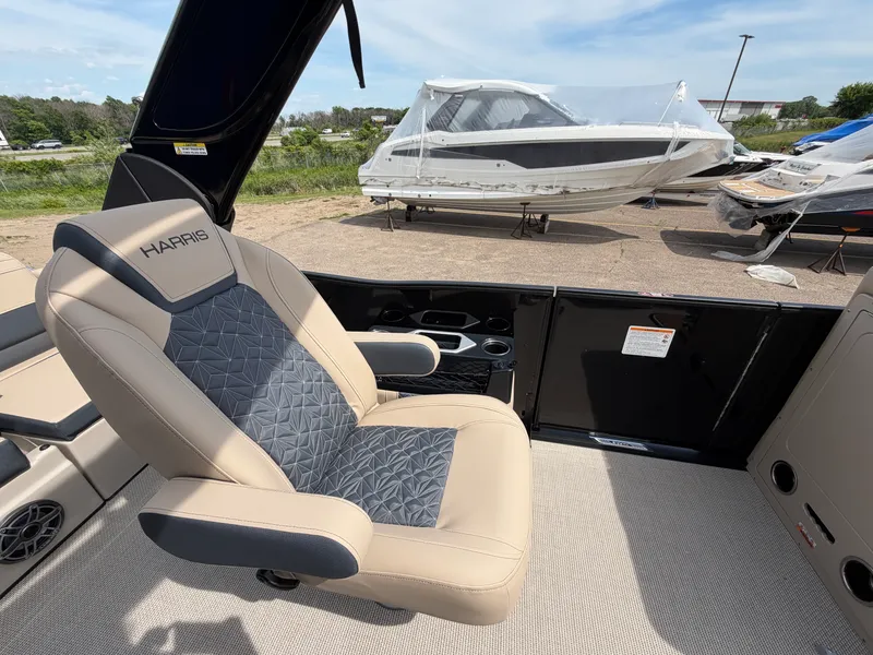 Slide: The Image of Harris Grand Mariner 250 2026 - 30