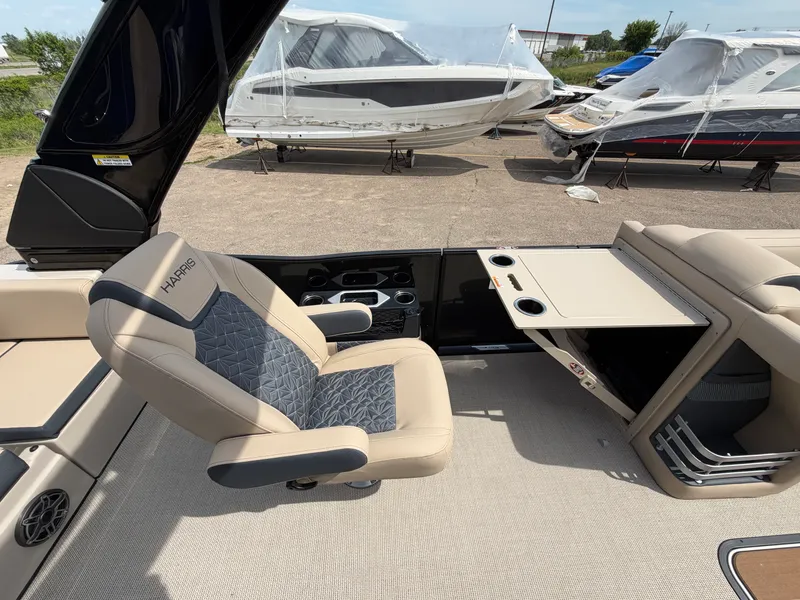 Slide: The Image of Harris Grand Mariner 250 2026 - 32