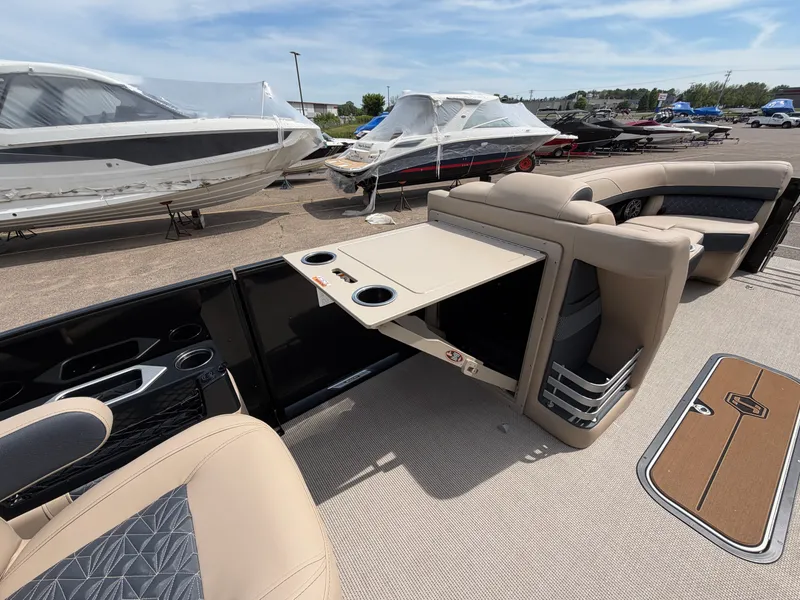 Slide: The Image of Harris Grand Mariner 250 2026 - 33