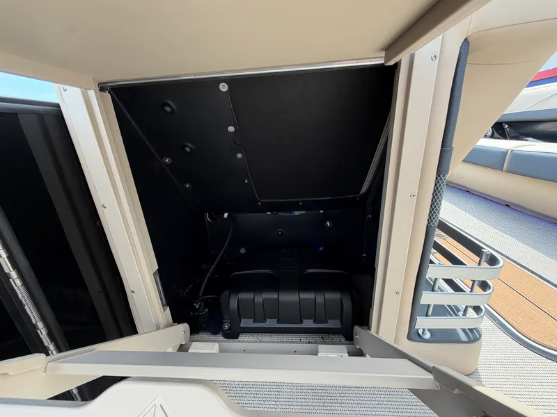 Slide: The Image of Harris Grand Mariner 250 2026 - 34